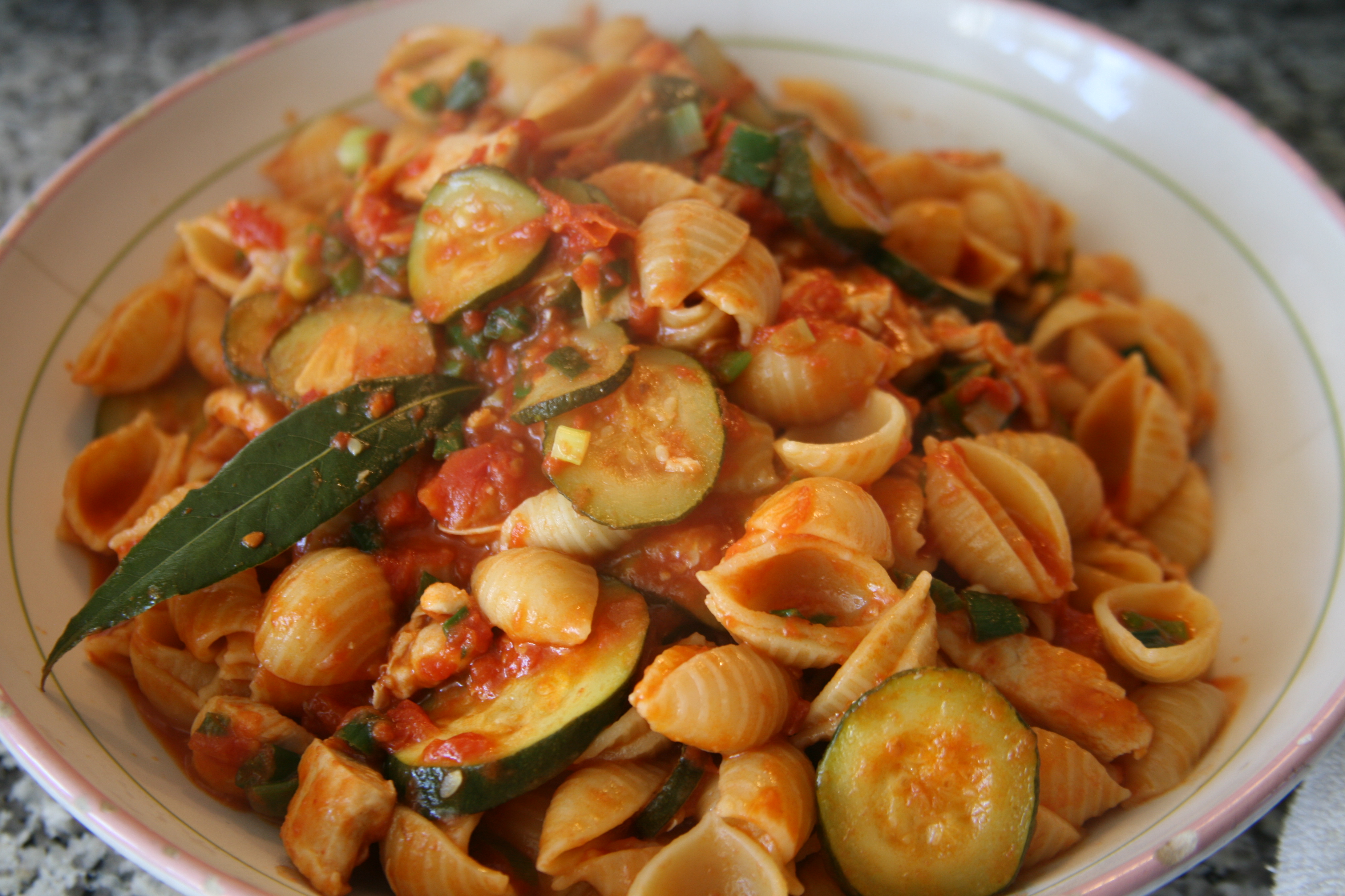 SHELLS WITH CHICKEN SAUCE - Lidia