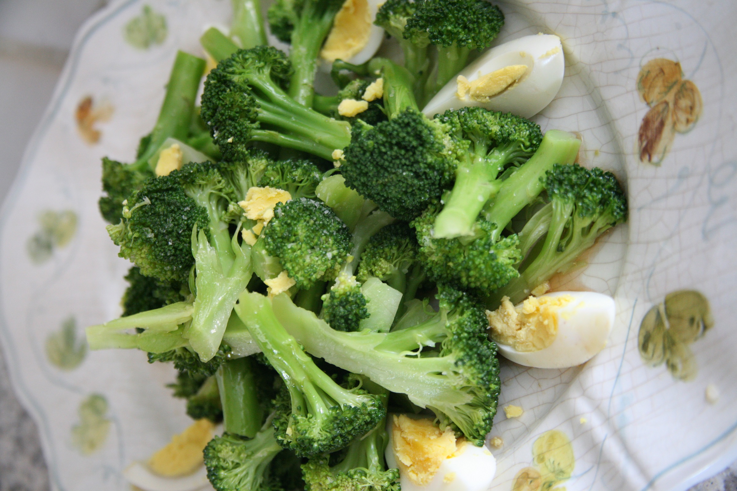 Steamed Broccoli and Egg Salad Lidia